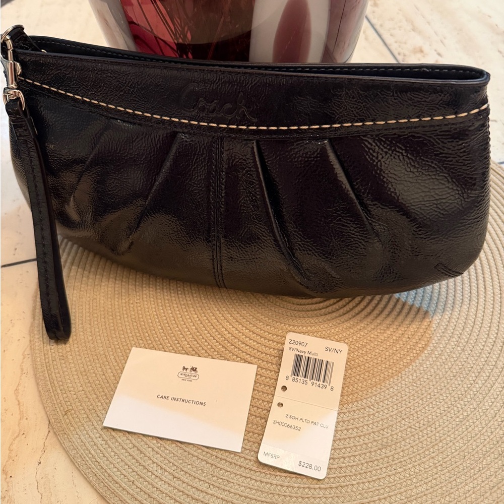 NWT 2012 Coach Navy Pleated Patent Leather Wristlet Clutch with Stitching - Picture 1 of 16